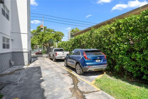 Condo in Miami, Florida, 2 bedrooms  № 1378993 - photo 25