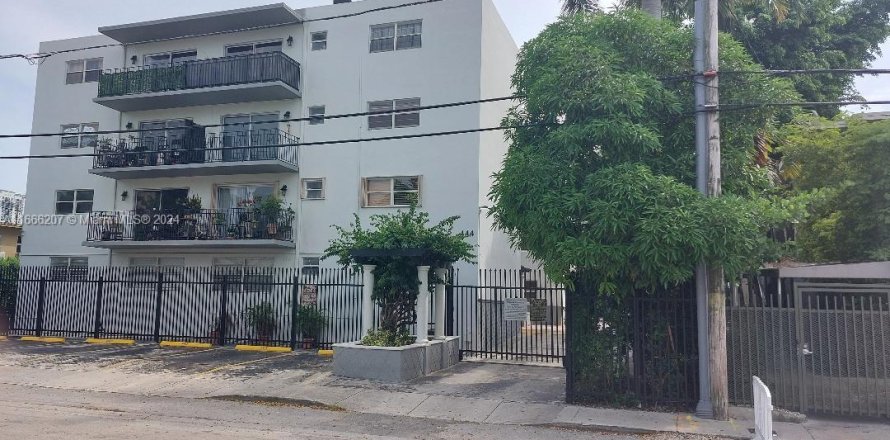 Condominio en Miami, Florida, 2 dormitorios  № 1378993