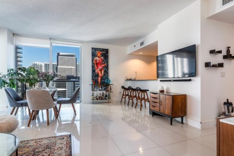 Condo in Miami, Florida, 2 bedrooms  № 1378999 - photo 1