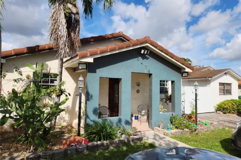 Casa en venta en Miami, Florida, 3 dormitorios, 175.4 m2 № 1410438 - foto 1