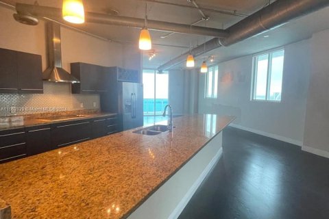 Apartamento en alquiler en Miami, Florida, 2 dormitorios, 148.09 m2 № 1375586 - foto 2