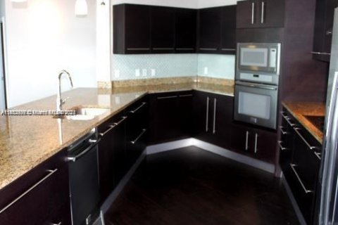 Apartamento en alquiler en Miami, Florida, 2 dormitorios, 148.09 m2 № 1375586 - foto 11