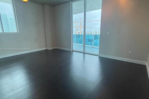 Apartamento en alquiler en Miami, Florida, 2 dormitorios, 148.09 m2 № 1375586 - foto 3