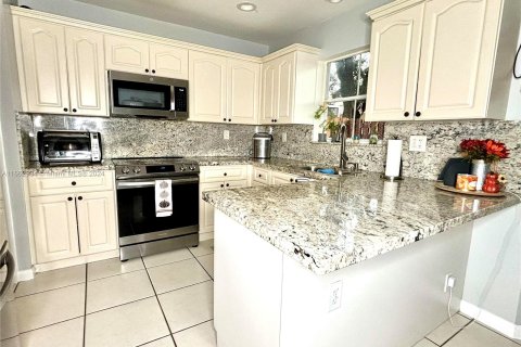 House in Davie, Florida 5 bedrooms, 180.79 sq.m. № 1375545 - photo 6