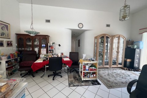 House in Miami, Florida 4 bedrooms, 226.5 sq.m. № 1240519 - photo 12