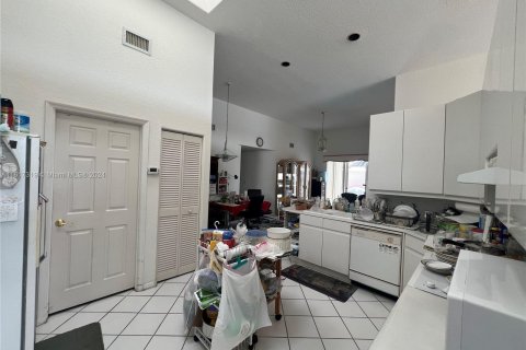 House in Miami, Florida 4 bedrooms, 226.5 sq.m. № 1240519 - photo 10