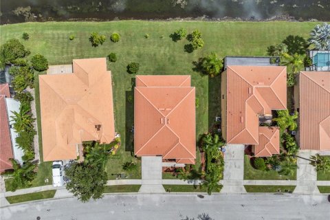 Villa ou maison à vendre à Kissimmee, Floride: 5 chambres, 282.98 m2 № 1344552 - photo 4