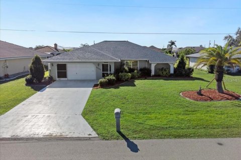 Villa ou maison à vendre à Punta Gorda, Floride: 2 chambres, 164.72 m2 № 1023206 - photo 2