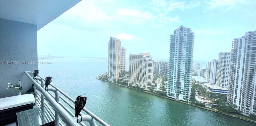 Condominio en Miami, Florida, 1 dormitorio  № 1059797