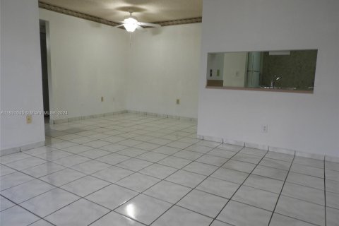 Condo in Kendall, Florida, 2 bedrooms  № 1331320 - photo 4