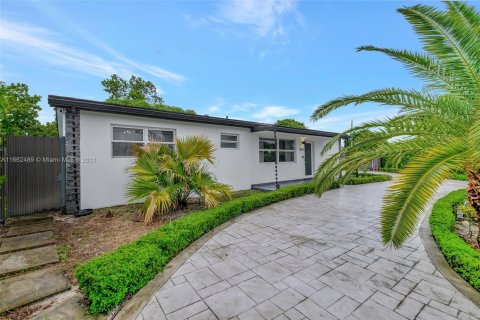 Casa en venta en Miami Gardens, Florida, 4 dormitorios, 145.3 m2 № 1372462 - foto 1