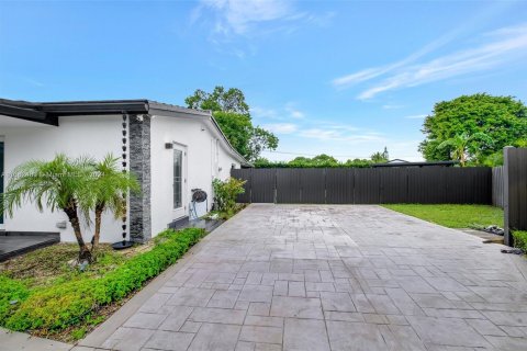 Villa ou maison à vendre à Miami Gardens, Floride: 4 chambres, 145.3 m2 № 1372462 - photo 4