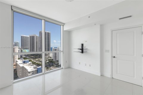 Condo in Hallandale Beach, Florida, 1 bedroom  № 1399465 - photo 9