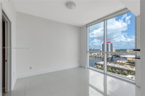 Condo in Hallandale Beach, Florida, 1 bedroom  № 1399465 - photo 10