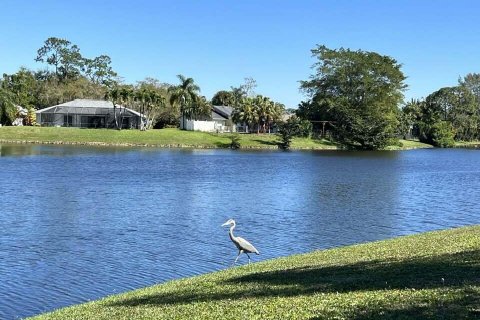 House in Wellington, Florida 5 bedrooms, 250.84 sq.m. № 1029311 - photo 12