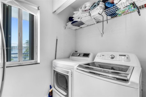 Condo in Miami Beach, Florida, 2 bedrooms  № 1356993 - photo 19