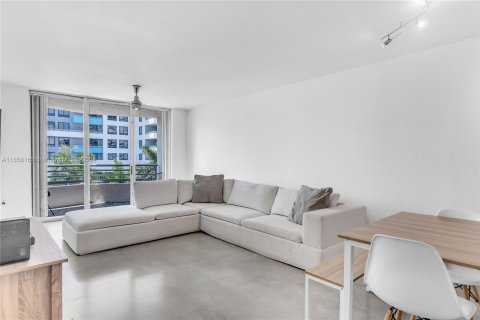 Condo in Miami Beach, Florida, 2 bedrooms  № 1356993 - photo 1