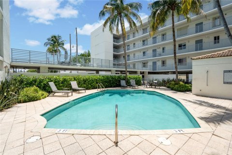 Condo in Miami Beach, Florida, 2 bedrooms  № 1356993 - photo 21