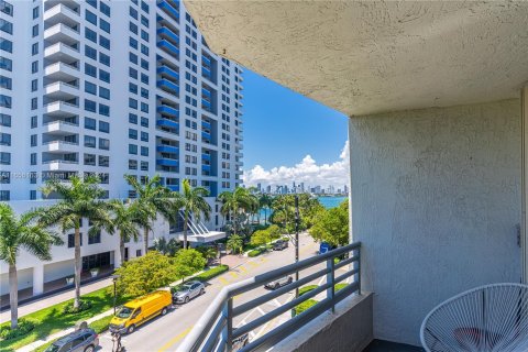 Condo in Miami Beach, Florida, 2 bedrooms  № 1356993 - photo 2