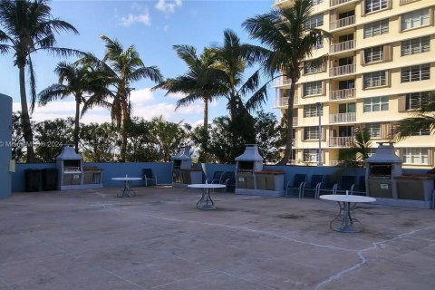 Condo in North Bay Village, Florida, 2 bedrooms  № 1356909 - photo 21