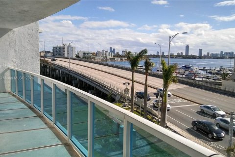 Copropriété à louer à North Bay Village, Floride: 2 chambres, 118.36 m2 № 1356909 - photo 1