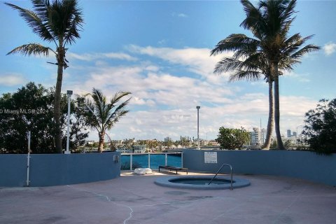 Condominio en alquiler en North Bay Village, Florida, 2 dormitorios, 118.36 m2 № 1356909 - foto 22