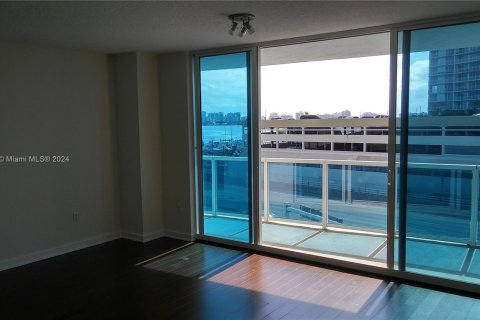 Condominio en alquiler en North Bay Village, Florida, 2 dormitorios, 118.36 m2 № 1356909 - foto 4