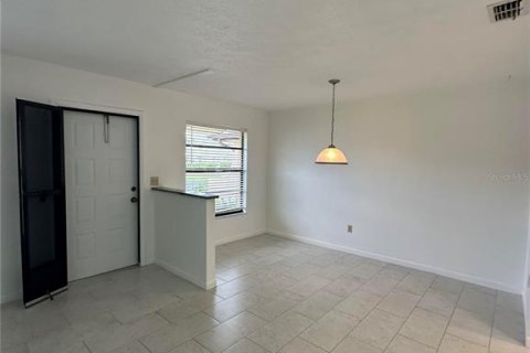 Villa ou maison à louer à Cape Coral, Floride: 2 chambres, 73.76 m2 № 1366590 - photo 3