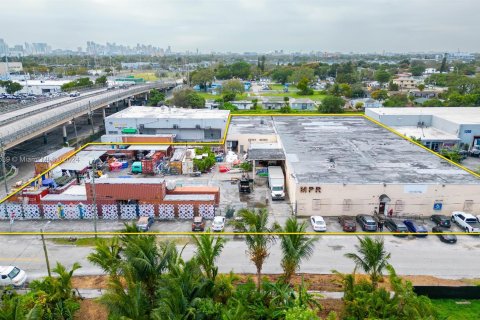 Propiedad comercial en venta en Miami, Florida № 1078173 - foto 1