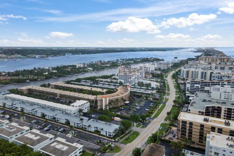 Condo in South Palm Beach, Florida, 2 bedrooms  № 1353799 - photo 28