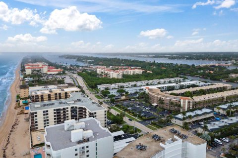 Condo in South Palm Beach, Florida, 2 bedrooms  № 1353799 - photo 1