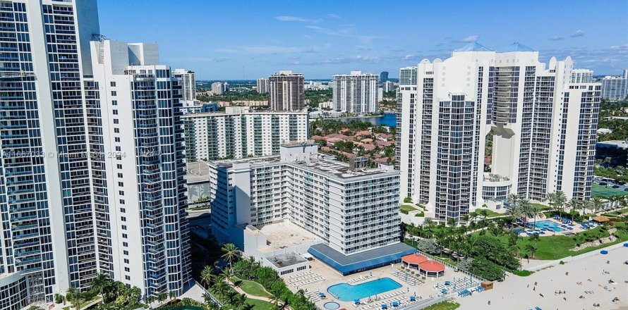 Estudio en el Condominio en Sunny Isles Beach, Florida  № 1381620