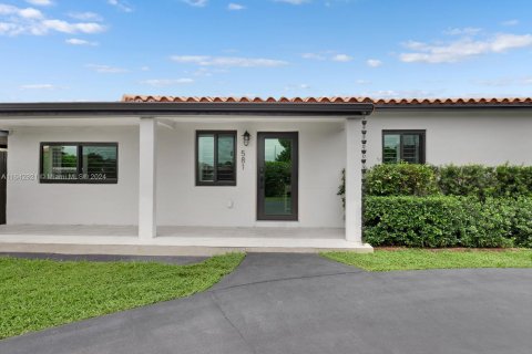 Villa ou maison à vendre à Hialeah, Floride: 4 chambres, 289.2 m2 № 1328755 - photo 2