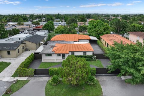 Casa en venta en Hialeah, Florida, 4 dormitorios, 289.2 m2 № 1328755 - foto 1