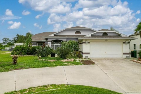 House in Port Charlotte, Florida 3 bedrooms, 174.1 sq.m. № 1337630 - photo 30