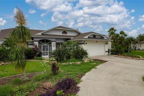 House in Port Charlotte, Florida 3 bedrooms, 174.1 sq.m. № 1337630 - photo 1