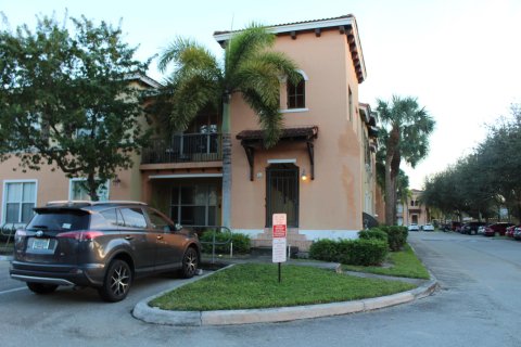 Condominio en venta en Palm Springs, Florida, 3 dormitorios, 117.71 m2 № 1160015 - foto 2
