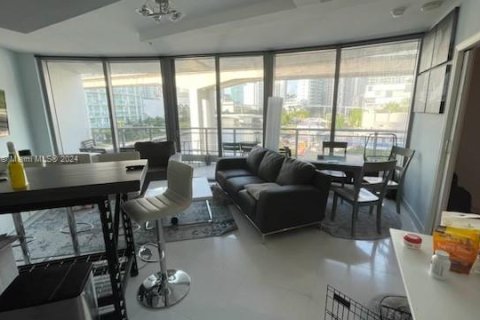 Condo in Miami, Florida, 1 bedroom  № 1390045 - photo 1