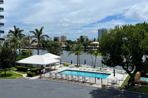 Condo in Fort Lauderdale, Florida, 2 bedrooms  № 1075799 - photo 11