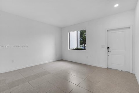 Townhouse in Miami, Florida 3 bedrooms, 137.96 sq.m. № 1241955 - photo 3