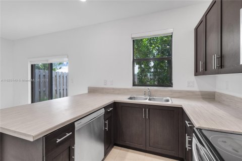 Townhouse in Miami, Florida 3 bedrooms, 137.96 sq.m. № 1241955 - photo 8