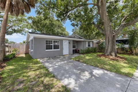 House in Tampa, Florida 3 bedrooms, 128.11 sq.m. № 1258232 - photo 2