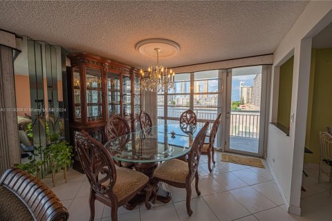 Condo in Sunny Isles Beach, Florida, 2 bedrooms  № 1240477 - photo 15