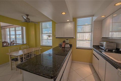 Condo in Sunny Isles Beach, Florida, 2 bedrooms  № 1240477 - photo 28