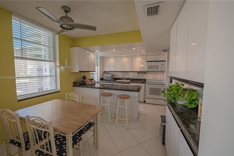 Condo in Sunny Isles Beach, Florida, 2 bedrooms  № 1240477 - photo 29