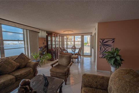 Condo in Sunny Isles Beach, Florida, 2 bedrooms  № 1240477 - photo 20