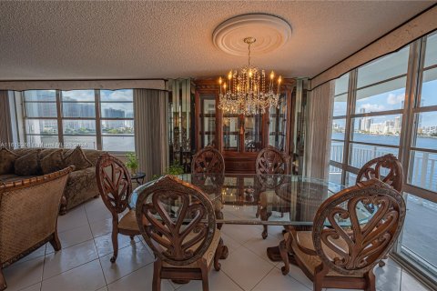 Condo in Sunny Isles Beach, Florida, 2 bedrooms  № 1240477 - photo 17