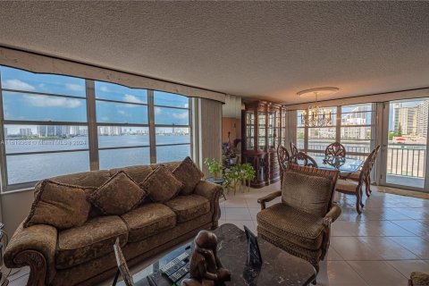 Condo in Sunny Isles Beach, Florida, 2 bedrooms  № 1240477 - photo 21