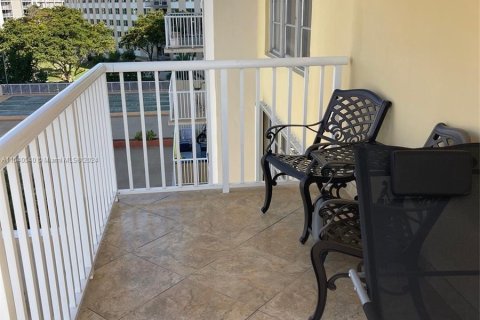 Condo in Sunny Isles Beach, Florida, 2 bedrooms  № 1240482 - photo 30