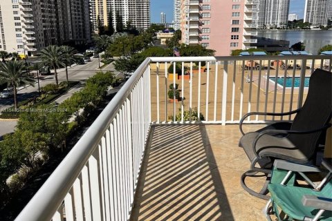 Condo in Sunny Isles Beach, Florida, 2 bedrooms  № 1240482 - photo 29